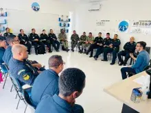 Psicólogo conversa com militares e servidores civis em workshop de Educação Financeira