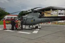 Ao chegarem no heliponto do EsqdHU-61, pacientes são levados à Santa Casa de Corumbá