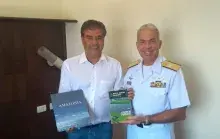 Senador recebeu exemplar do Livro Amazônia Azul e edição da Revista Marítima sobre o Pantanal