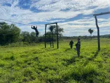 Travessia da pista de cordas
