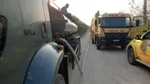 Caminhão pipa da BFLa abastecendo o caminhão das equipes do Prevfogo