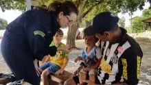 Crianças de comunidades ribeirinhas receberam orientações de higiene bucal e ganharam kits de escovação