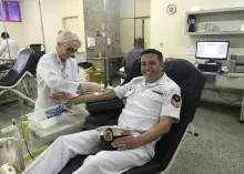 Militar da CFMT durante doação de sangue