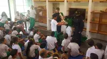 Crianças das comunidades ribeirinhas em momento lúdico com dentistas do HNLa