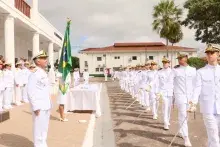 Os formandos desfilaram em continência à Bandeira Nacional