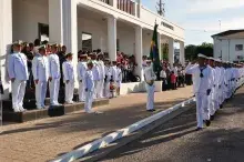 Marinheiros-Recrutas no desfile em continência à Bandeira Nacional