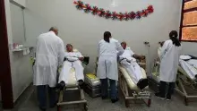 Militares da Marinha doando sangue