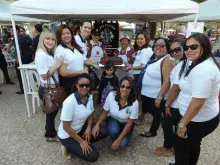 Voluntárias Cisne Branco durante a entrega das tortas
