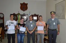 Comandante da BFLa entrega certificado de estágio aos aprovados no CAP