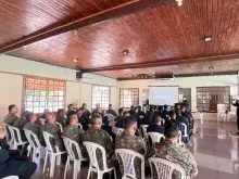 Militares durante palestra, no Clube Ares Marisco
