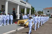 Militares em desfile à Bandeira
