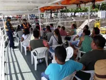 Tripulantes de embarcação recebendo orientações dos militares da CFPN 