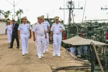 Almirante de Esquadra Puntel em visita aos navios subordinados à Flotilha de Mato Grosso