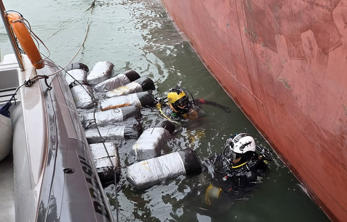 Mergulhadores da Marinha apreendem 340 kg de drogas no Porto de Santos