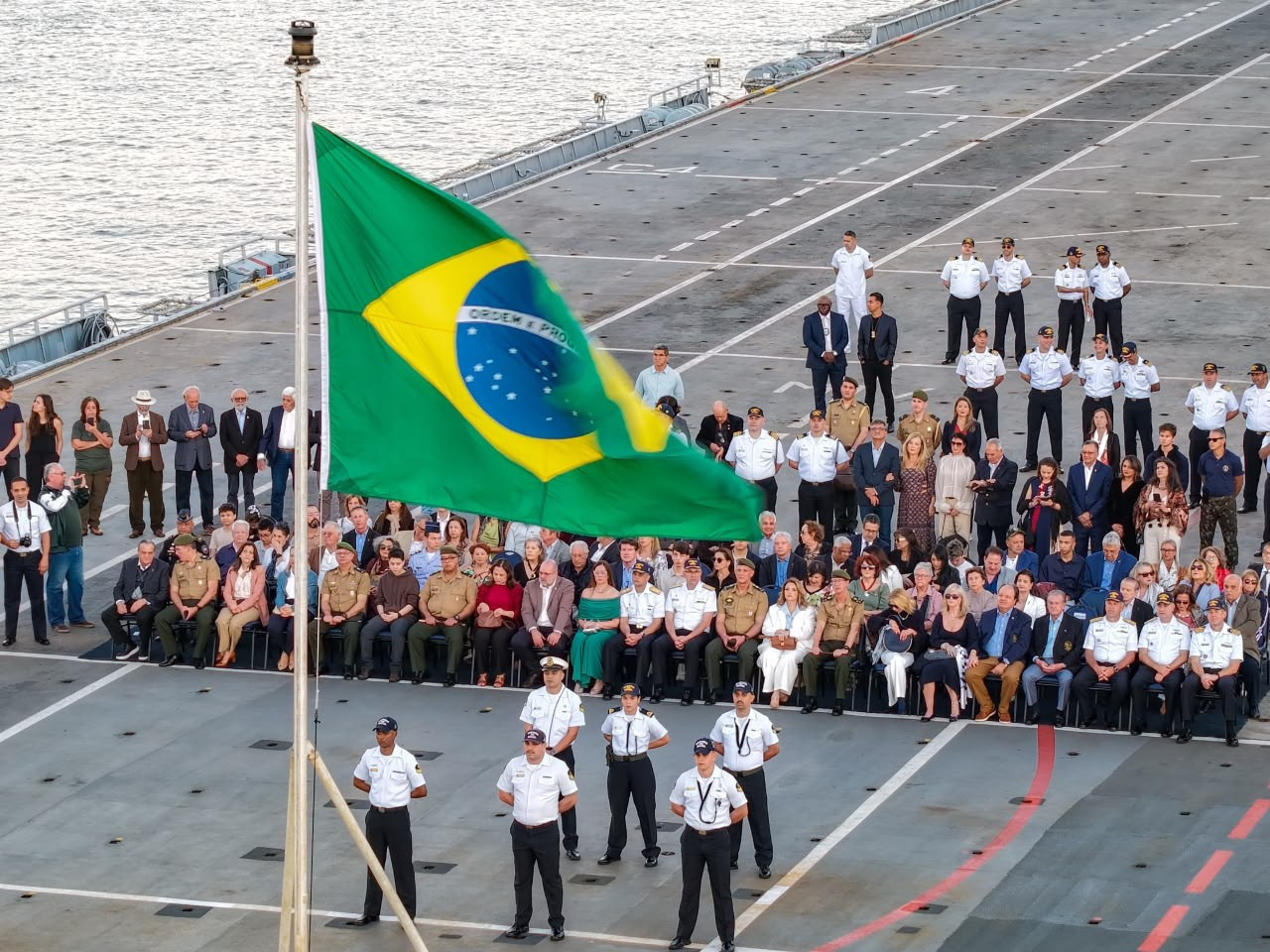 Com8DN recepciona autoridades a bordo do Navio-Aeródromo Multipropósito "Atlântico" em Santos 