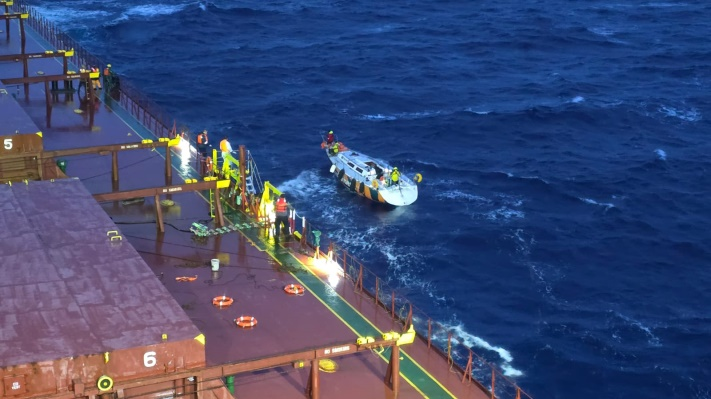 navio mercante Bryant realiza resgate aos tripulantes do veleiro Angel Wings