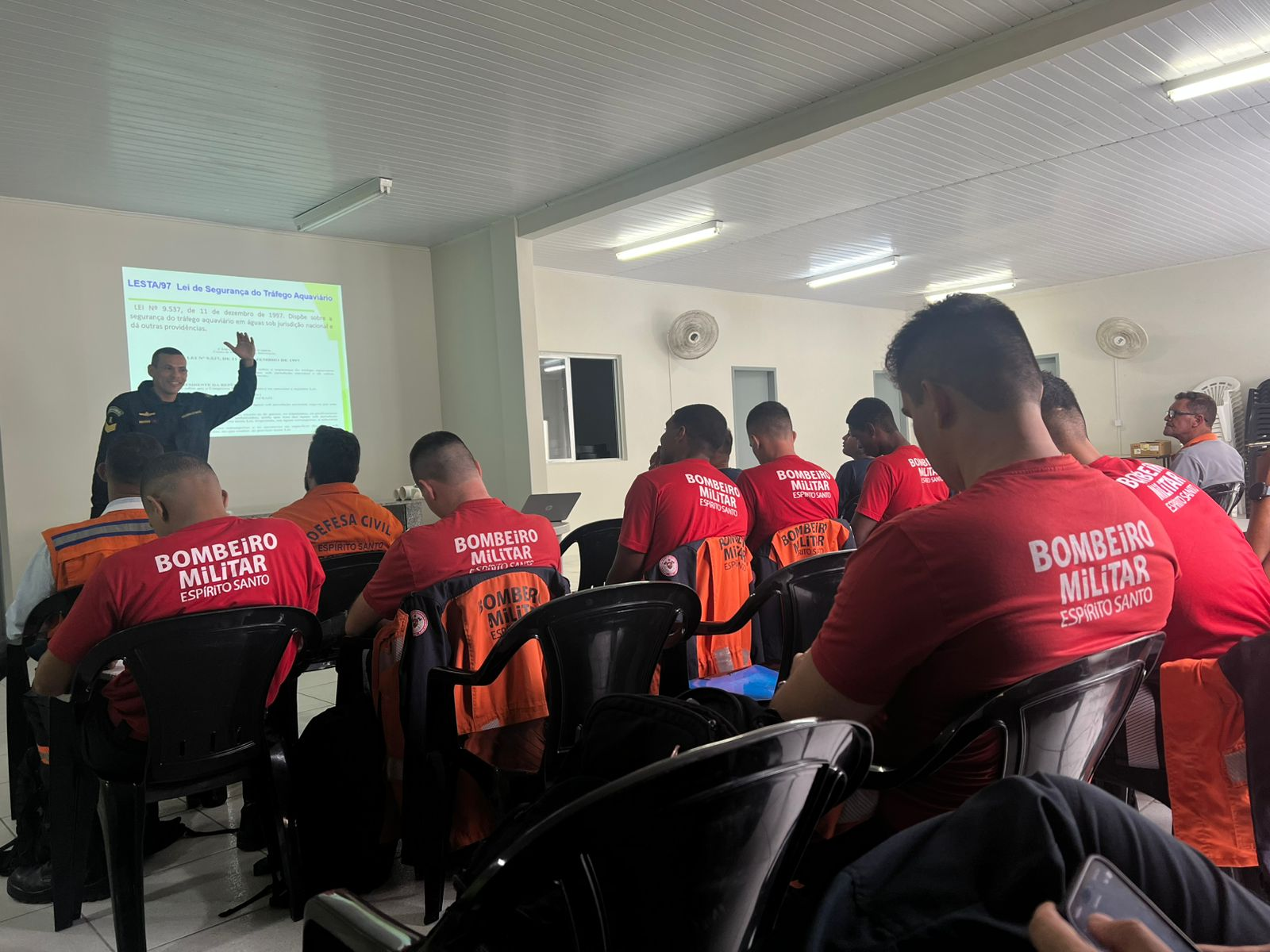 Alunos durante as aulas teóricas.