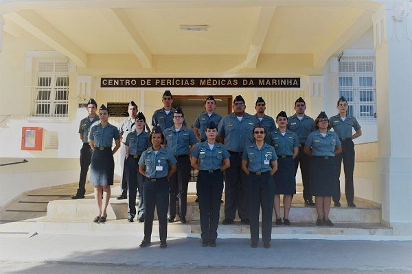 Na fotografia, a Diretora do CPMM, a Contra-Almirante (Md) Mônica Luna, acompanhada da Vice-Diretora, a CMG (Md) Raquel, da CMG (Md) Márcia Campos, representando o Departamento de Perícias Médicas e dos alunos do C-EXP-PERMED-T1-2025.