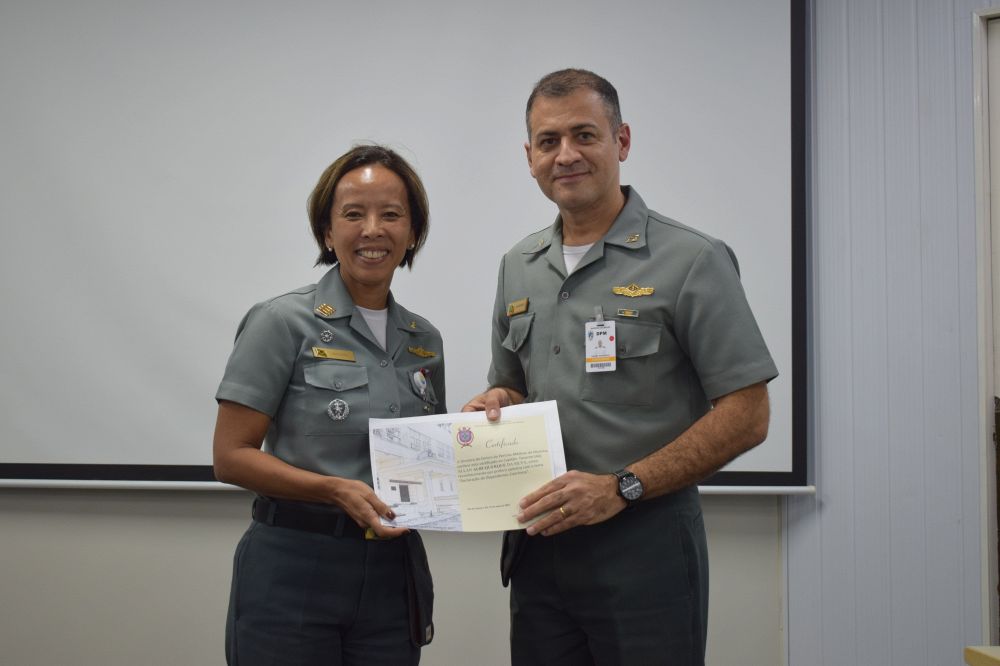 Vice-Diretora do CPMM, CMG (Md) Raquel, entregando o Certificado ao CT (AA) Albuquerque