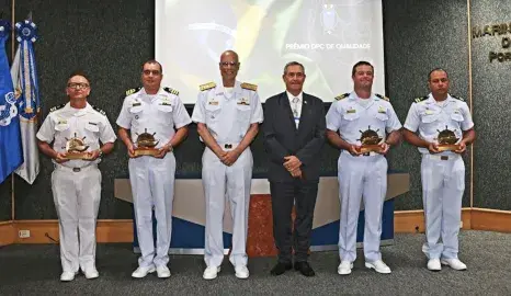 Diretoria de Portos e Costas reconhece excelência das organizações militares