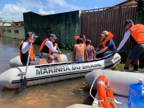 Durante intensas chuvas, população de Nísia Floresta, município localizado a 40 quilômetros de Natal, recebe auxílio da Marinha do Brasil