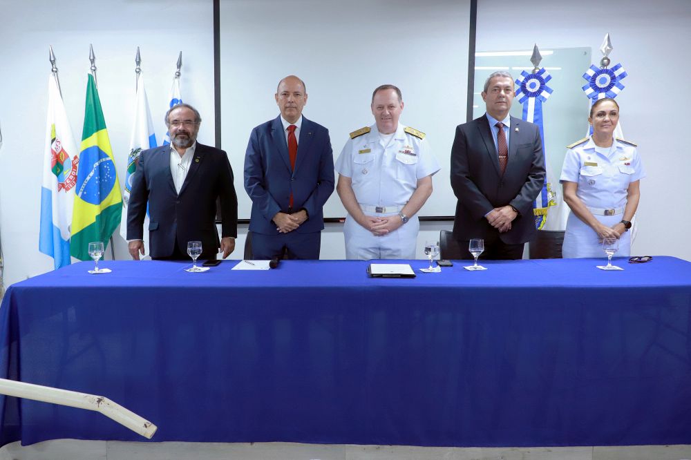 Diretor da DGDNTM, Almirante de Esquadra Rabello, acompanhado do Vice-Reitor da UFF, Sr. Fábio Barboza; do Vice-Almirante (RM1) Henrique Baptista e da Diretora do CTMRJ, Contra-Almirante (EN) Ana Greco