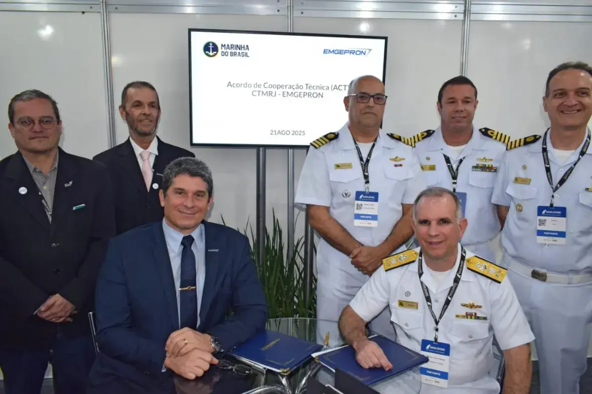 Diretor do CTMRJ, Contra-Almirante (EN) Fricks, acompanhado do Contra-Almirante Gurgel e demais representantes da EMGEPRON e Marinha do Brasil