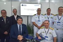 Diretor do CTMRJ, Contra-Almirante (EN) Fricks, acompanhado do Contra-Almirante Gurgel e demais representantes da EMGEPRON e Marinha do Brasil