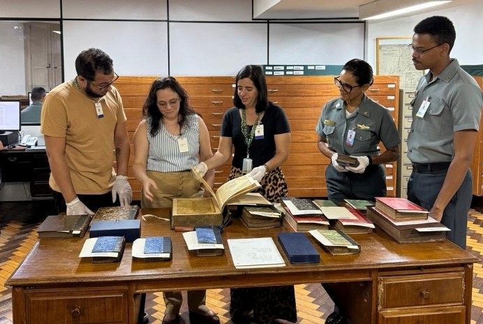 Especialistas em conservação analisam acervo histórico da Biblioteca da Marinha