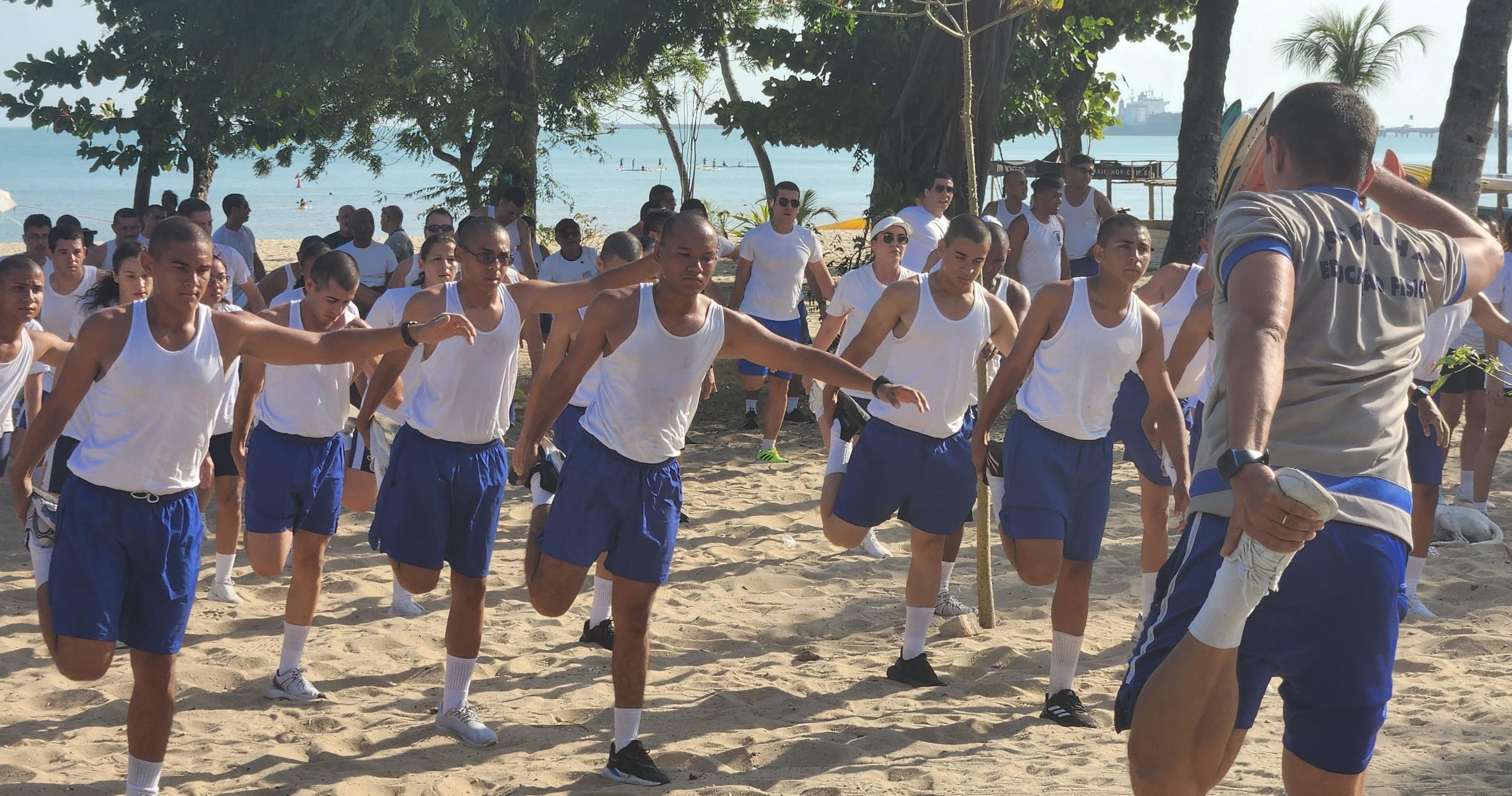 militares fazem alongamento após a corrida