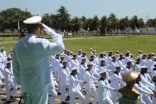 O Corpo de Alunos da EAMCE desfila em continência ao Comandante Abel