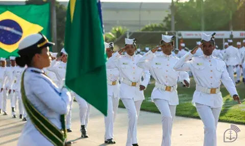 Em cerimônia histórica, primeiras mulheres se formam Soldados Fuzileiros Navais no Rio de Janeiro Fonte: Agência Marinha de Notícias Acesse: https://www.agencia.marinha.mil.br/
