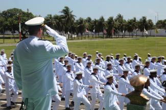 O Corpo de Alunos da EAMCE desfila em continência ao Comandante Abel