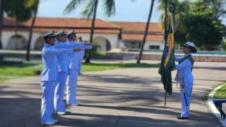 Médicos fazendo juramento à Bandeira