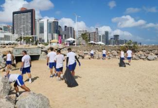 Marinha do Brasil realiza limpeza de praias urbanas na Cidade de Fortaleza