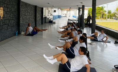 Militares participando da aula de alongamento