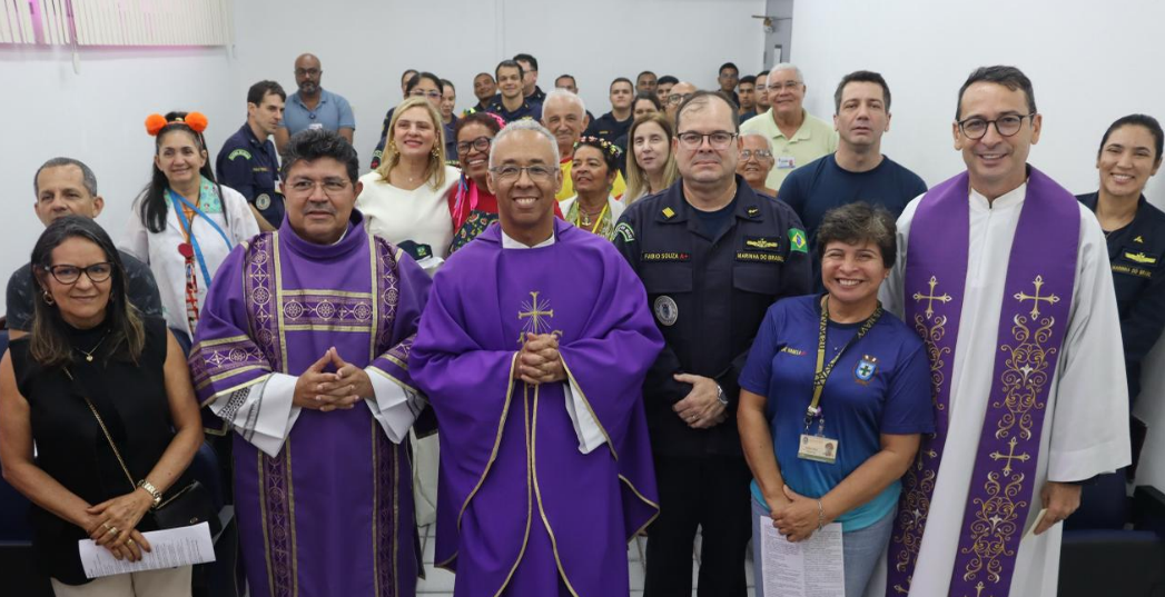 Capelão-Chefe da Marinha do Brasil, CMG (CN) Ubiratan, celebra missa no Centro do Estudos do HNNa