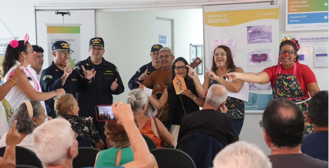 Equipe durante evangelização lúdica com pacientes na sala de espera