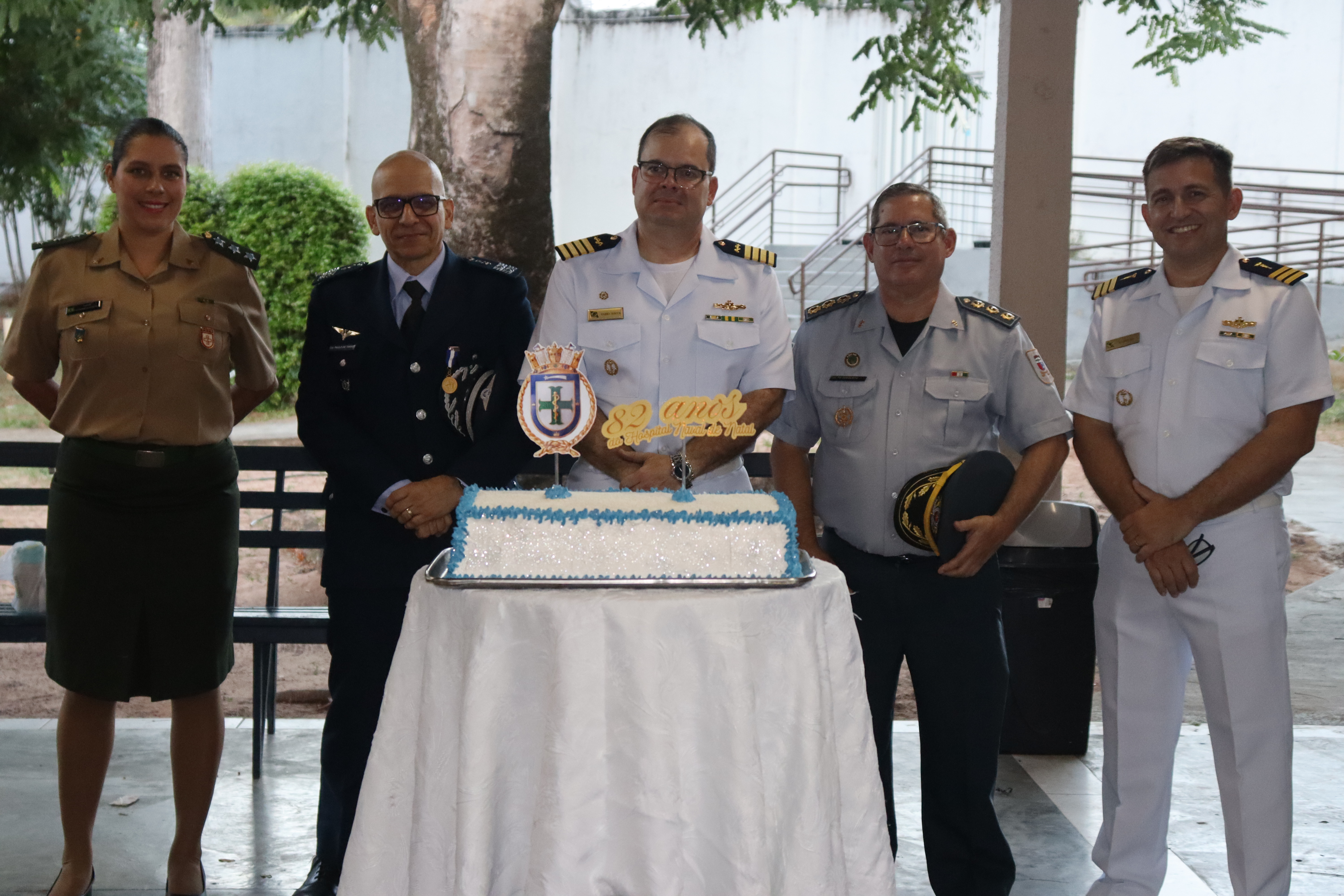 Capitã Fernanda Portela, representando o Hospital da Guarnição de Natal; o Diretor do Núcleo do Hospital da Aeronáutica, CEL Médico Paulo de Tarso; o diretor do HNNa, CMG Fabio Souza; o diretor de Saúde da PM/RN CEL DENT Demócrito e o Vice-diretor do HNNa, CF Fabrício.