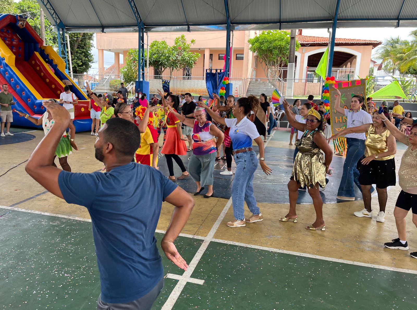 Aula de Dança para a Família Naval