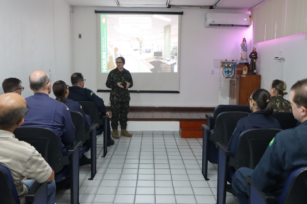 CEL Josiany ministra palestra sobre a gestão no HGunN