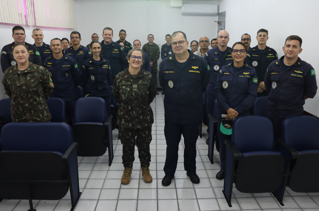 Militares após a palestra ministrada pela CEL Josiany