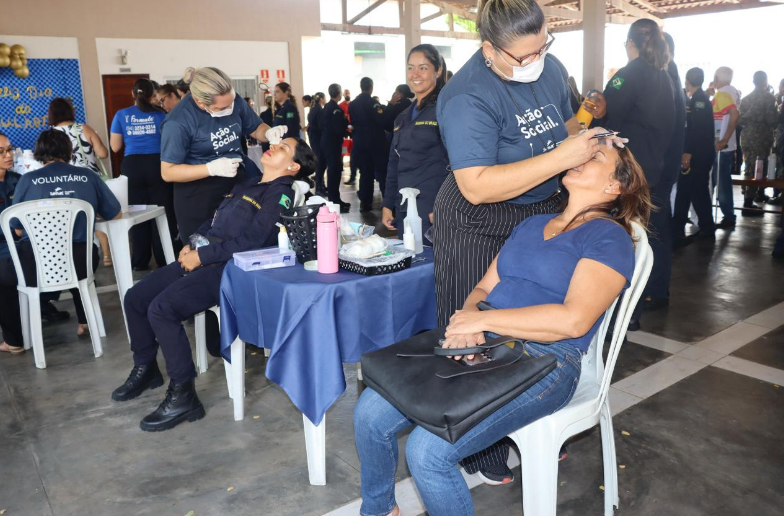Equipe do SESC realiza design de sobrancelha nas participantes