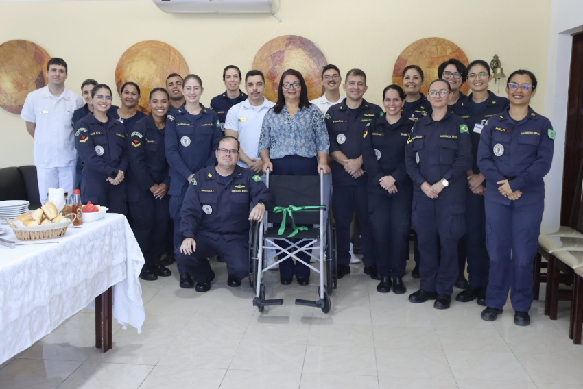 CMG (Md) Fabio Souza entregando a cadeira de rodas 