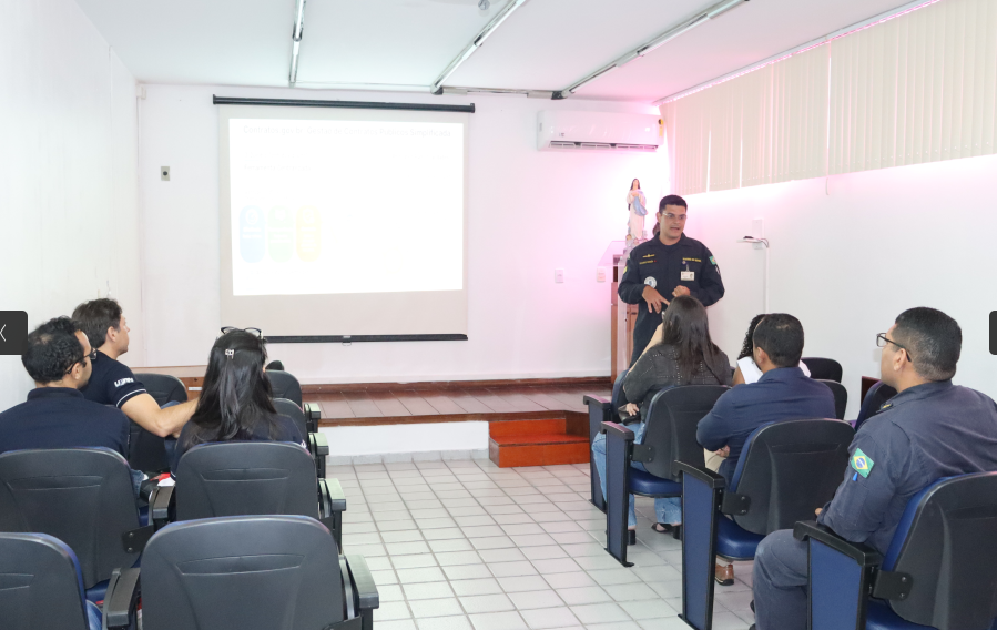 Equipe da Seção de Licitações e Contratos Administrativos e participantes do mini curso