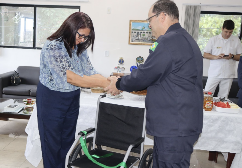 Membros do Setor de Meio Ambiente, Diretor e Vice-diretor junto a cadeira arrecada graças a campanha interna