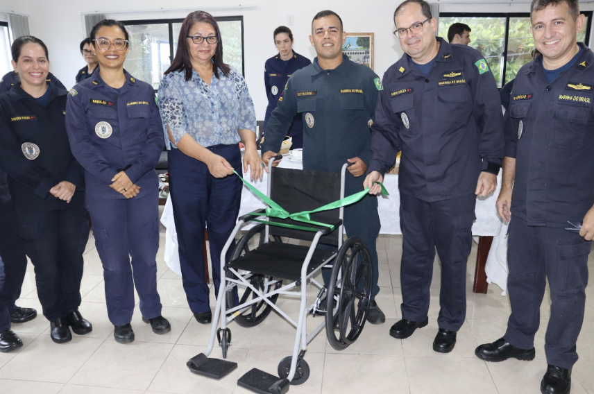 Tripulação do HNNa durante evento de café da manhã de entrega da cadeira de rodas