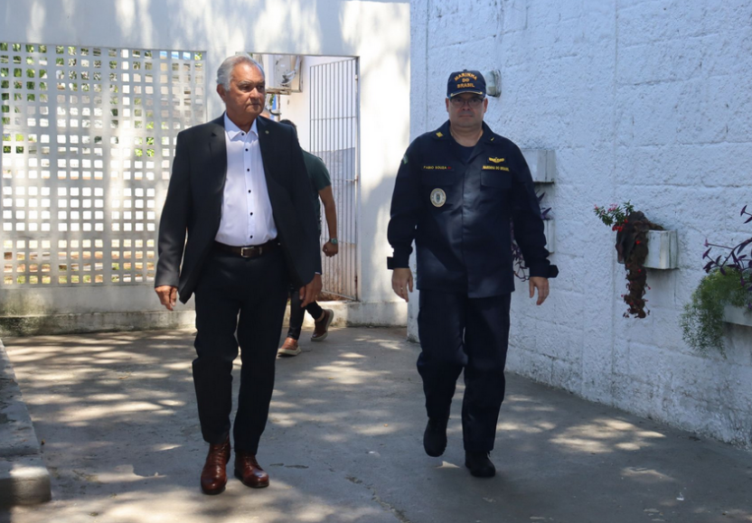 Visita institucional conduzida pelo CMG (Md) Fabio Souza, diretor do hospital.