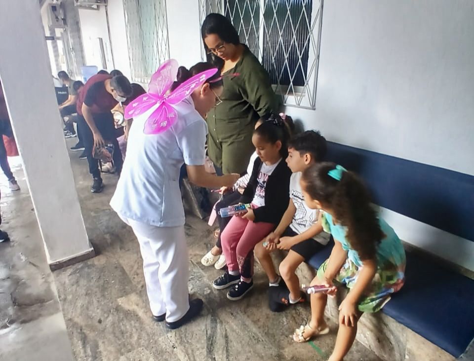 Profissional do HNNa realiza educação lúdica para promover saúde bucal