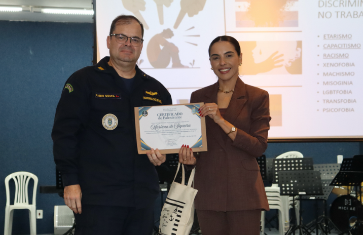 Diretor CMG (Md) Fabio Souza e a Dra. Mariana de Siqueira durante entrega de certificados